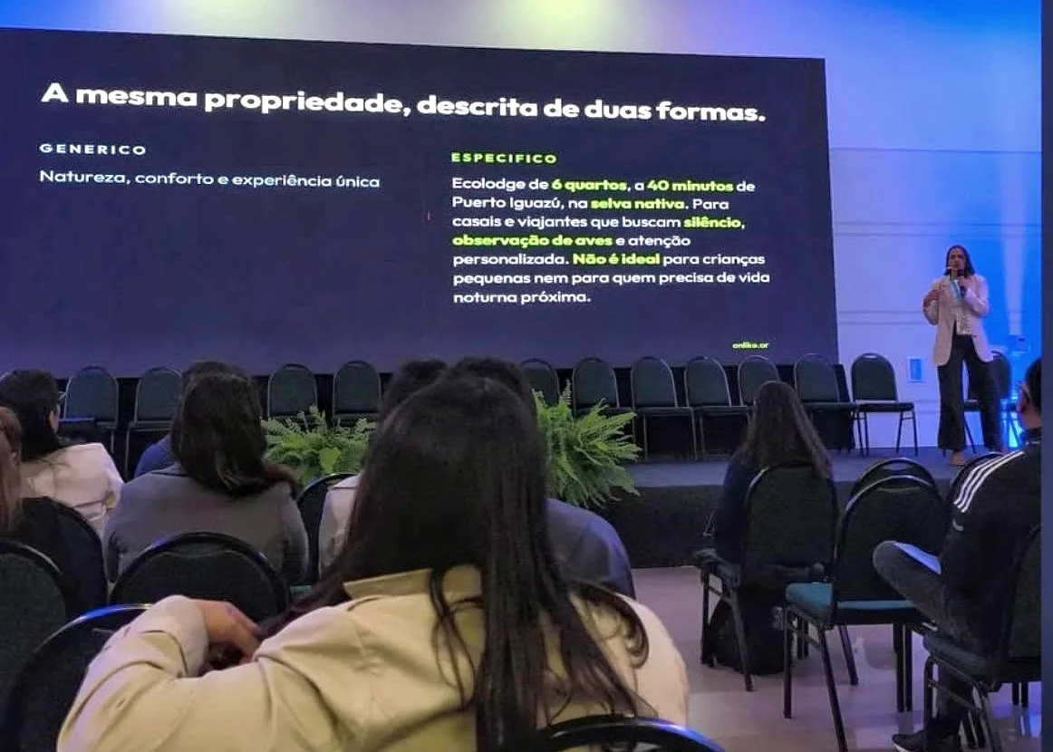 Laura Silvester disertando sobre inteligencia artificial y comportamiento del viajero en el Fórum Internacional de Turismo do Iguassu, Foz do Iguaçu, junio de 2026